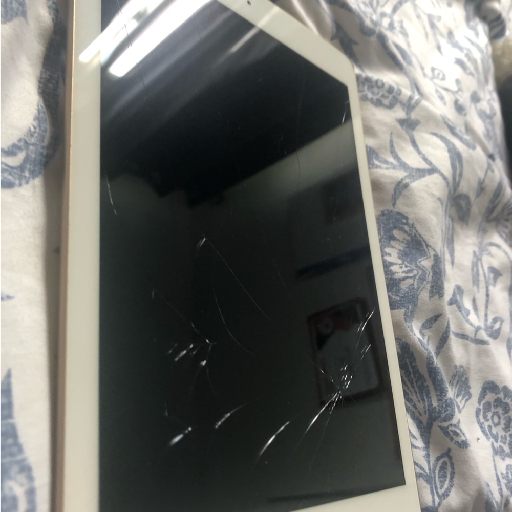 ipad 4th generation the screen and the glass is broken but it still does open